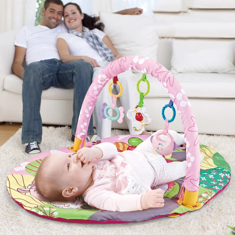 Tapis d'éveil bébé avec arche de jeux et jouets suspendus.