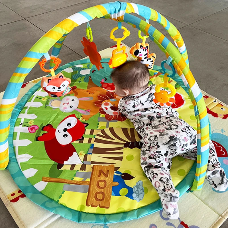 Tapis d'éveil coloré pour bébé avec arches et jouets suspendus.